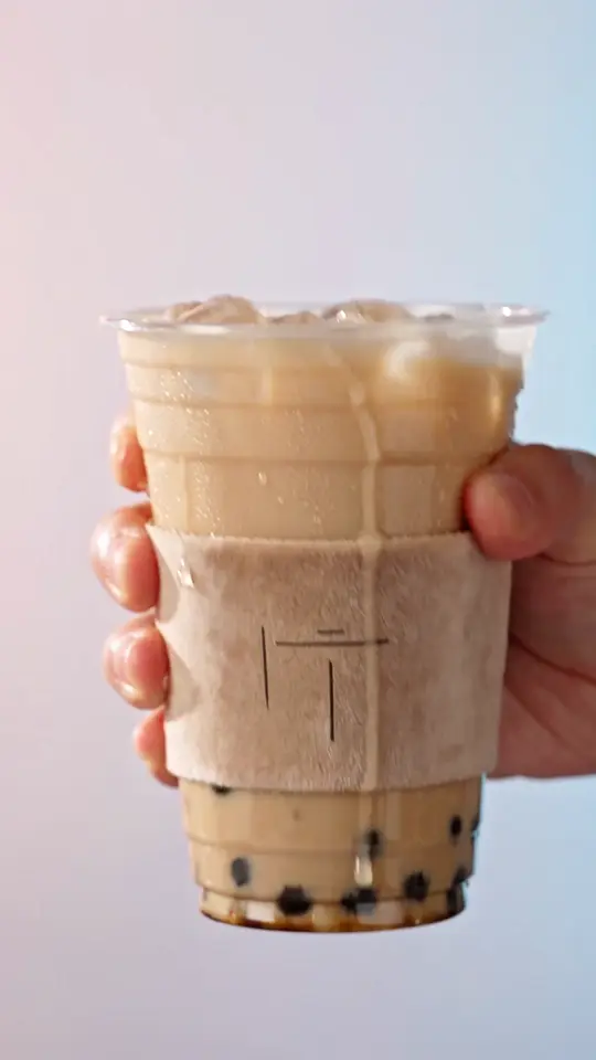 Bubble tea ad example: syrup, pearls and the finished cup