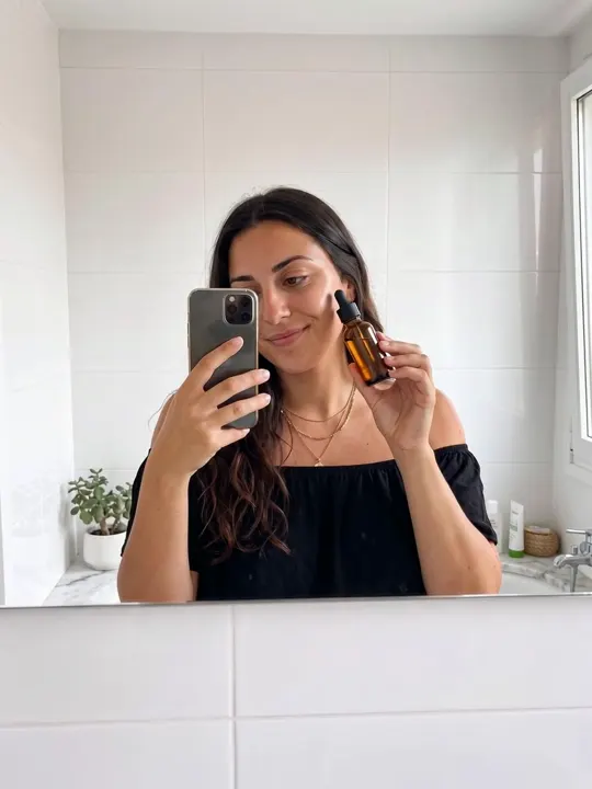 Mirror-selfie video: the AI model shows the serum (5 s, Seedance 2.0)